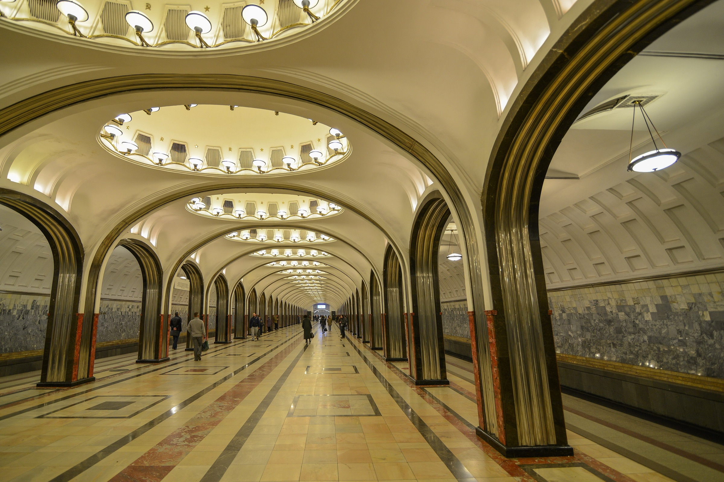 Станция метро «Маяковская» — стальные арки и мозаичные плафоны