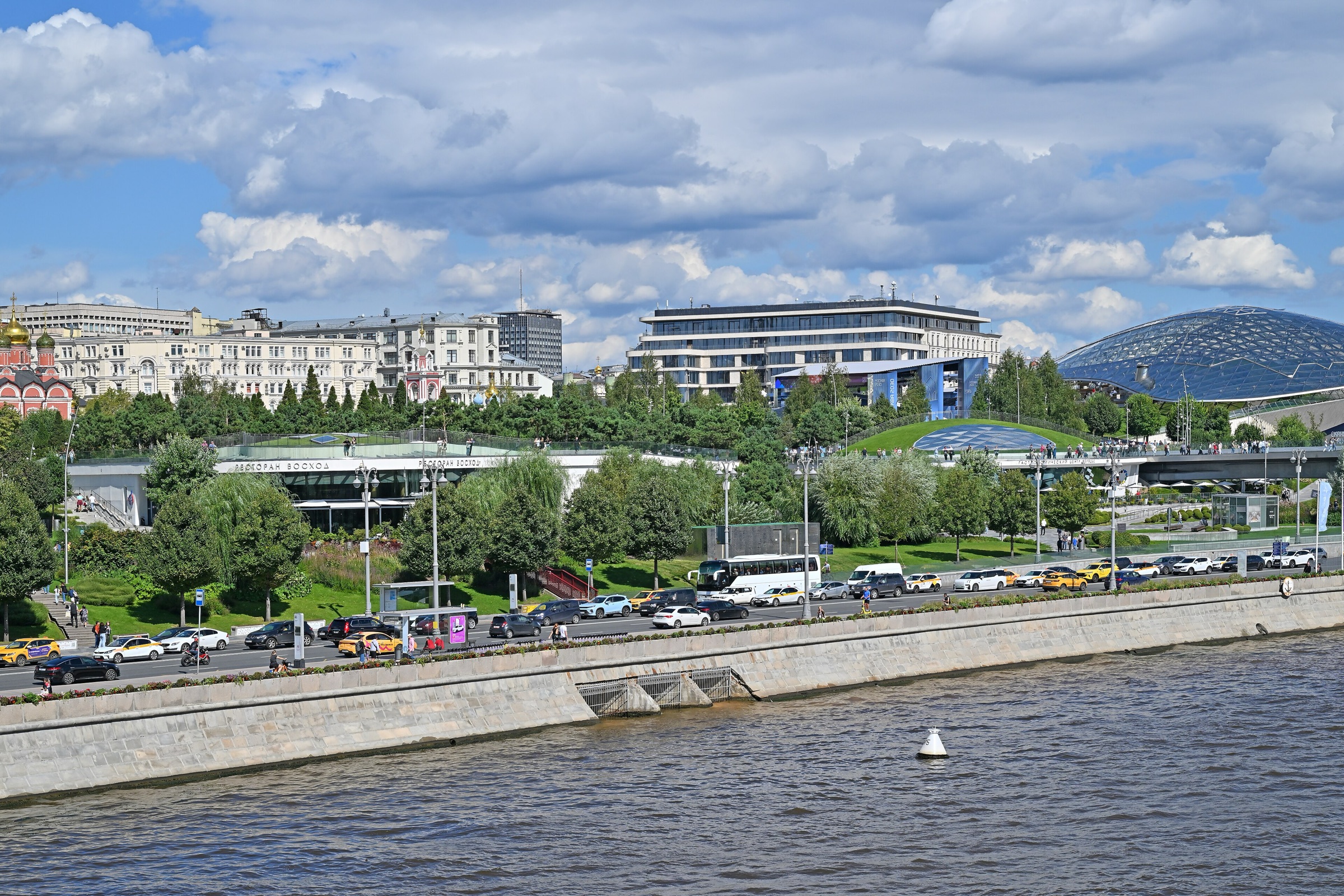 Парк «Зарядье» и Кремль на закате