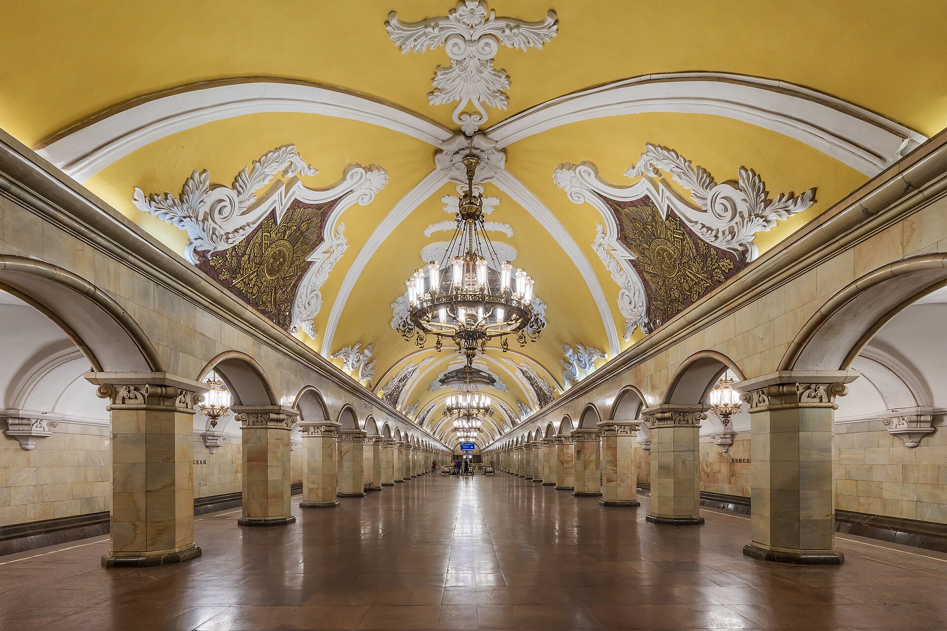 Станция метро Комсомольская