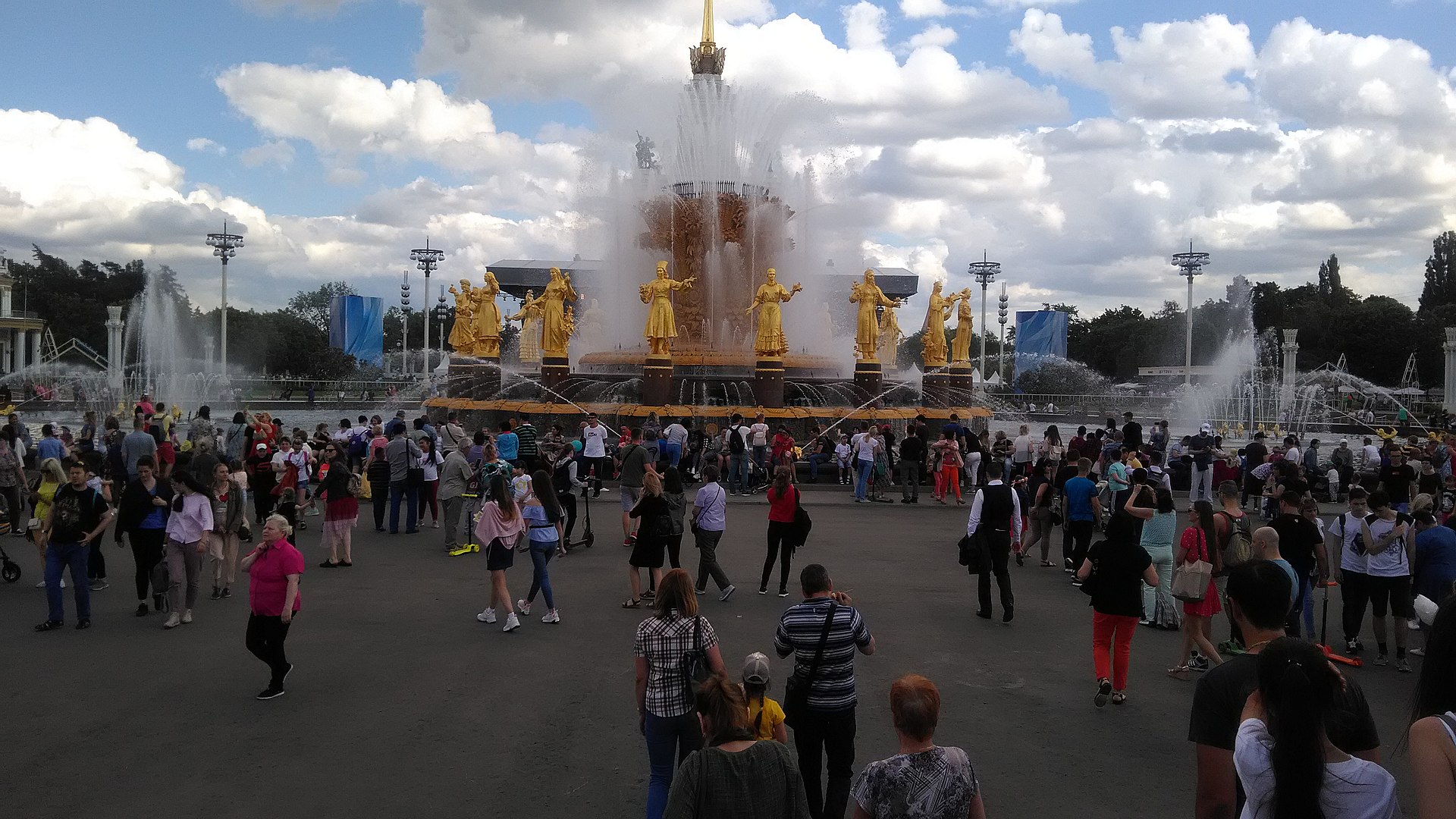 Народный праздник на ВДНХ